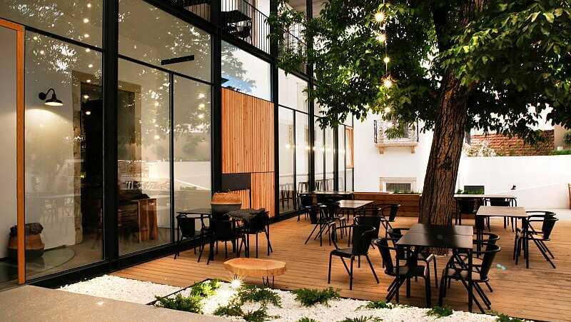 Bar Terrasse mit Baum Sapientia Boutique Hotel