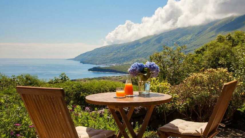 Refugio do Pico - Blick von der Terrasse auf das Meer und die Berge