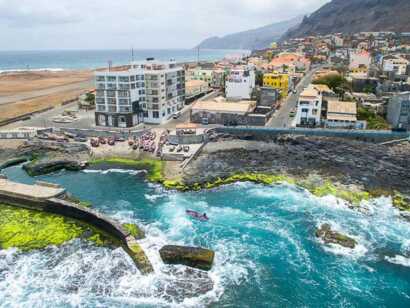 Das Hotel Tiduca in Ponta do Sol liegt direkt am Meer