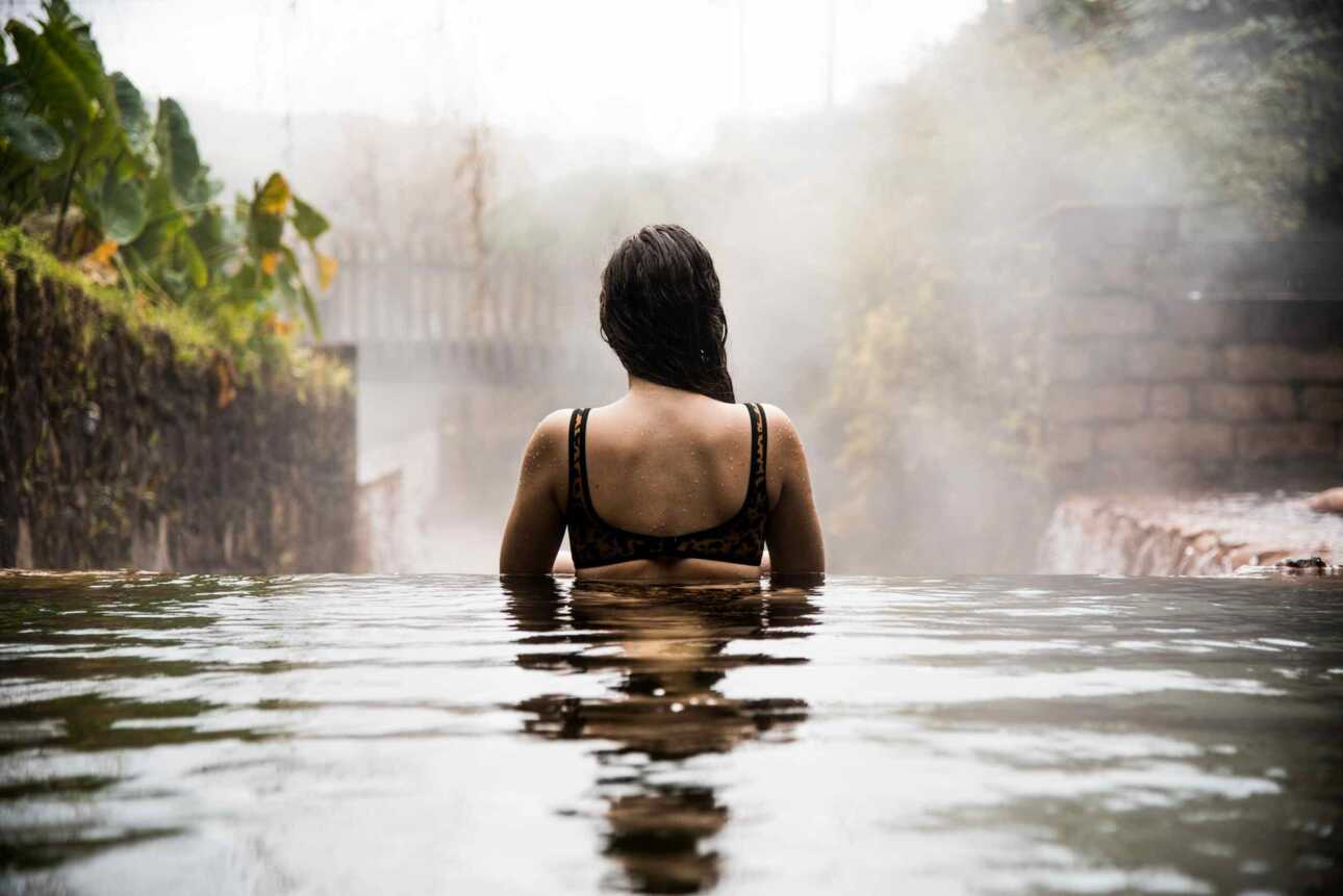 Ein magischer Moment der Erholung und ein Azoren Highlight: Eintauchen in das dampfende Thermalbad Poca da Dona Beija auf Sao Miguel.