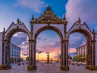Sehenswürdigkeit im Sonnenuntergang: Die Portas da Cidade, das historische Stadttor, ist eines der Highlights von Porta Delgada, der Hauptstadt der Azoren Insel Sao Miguel.
