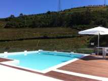 Quinta de Casaldronho-Außenpool umgeben von einer Weinlandschaft