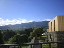 Casa da Cisaltina_Außenansicht im Innenhof und Blick auf die Berge