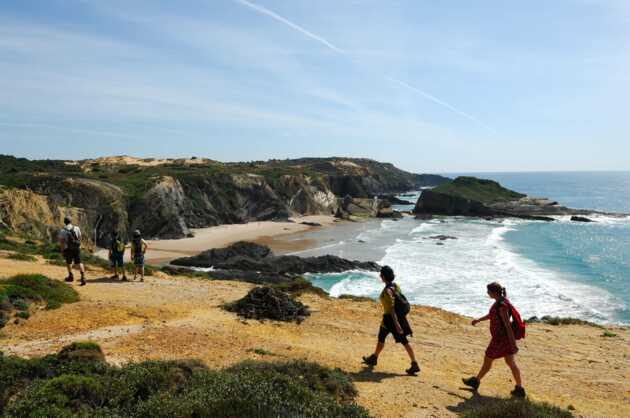 Wanderer auf dem Fischerweg Portugal entlang einsamer Sandstrände und schroffer Felsküste.