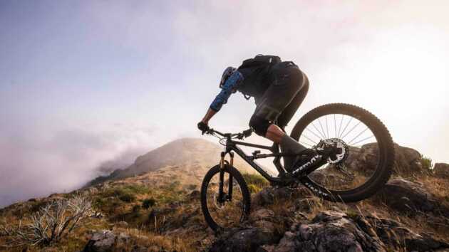 Mountainbiker fährt auf bergigen Strecken herrliche Touren durch Madeira