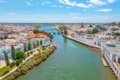 Die vielleicht schönste Stadt entlang Ihrer Radreise "Ecovia do Litoral" ist Tavira. Entdecken Sie nach einem Tag auf dem Fahrrad das historische Stadtzentrum und genießen Sie den Blick auf den Fluss Gilhao.