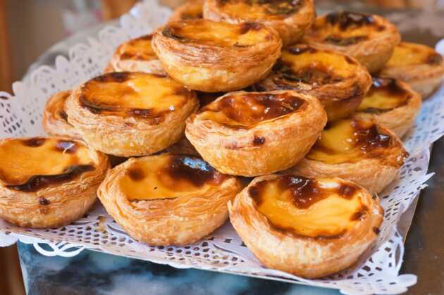 Süße Blätterteigtörtchen – Pasteis de Nata – sind eine portugiesische Spezialität. Sie wurden vermutlich von Mönchen in Belem, einem Stadtteil von Lissabon, erstmals gebacken.