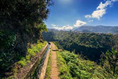 Wanderweg entlang einer Levada auf Madeira