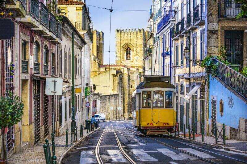 Fahrt durch Lissabons Altstadt