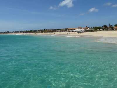 türkisblaues Meer vor dem Strand von Santa Maria auf Sal