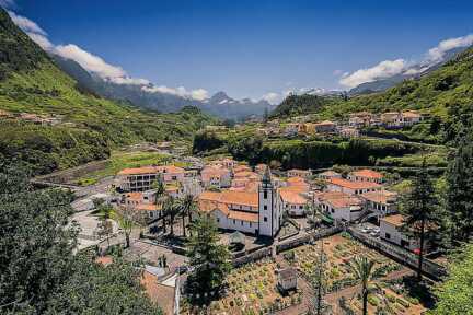 Das malerische Örtchen Sao Vicente ist von imposanter Berglandschaft umgebeben.