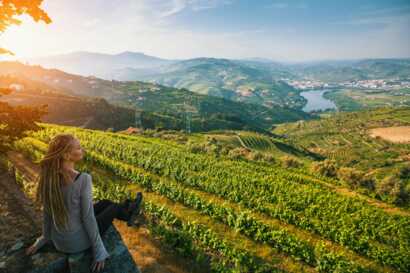 Der Douro Fluss umrahmt von Wanderwegen und Weinlandschaften.