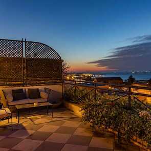 Portugal-lissabon-hotel-heritage-janelas-verdes-terrasse-nacht