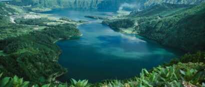 Faszinierende Landschaft mit türkisblauen Seen - Naturhighlight der Azoren auf Sao Miguel