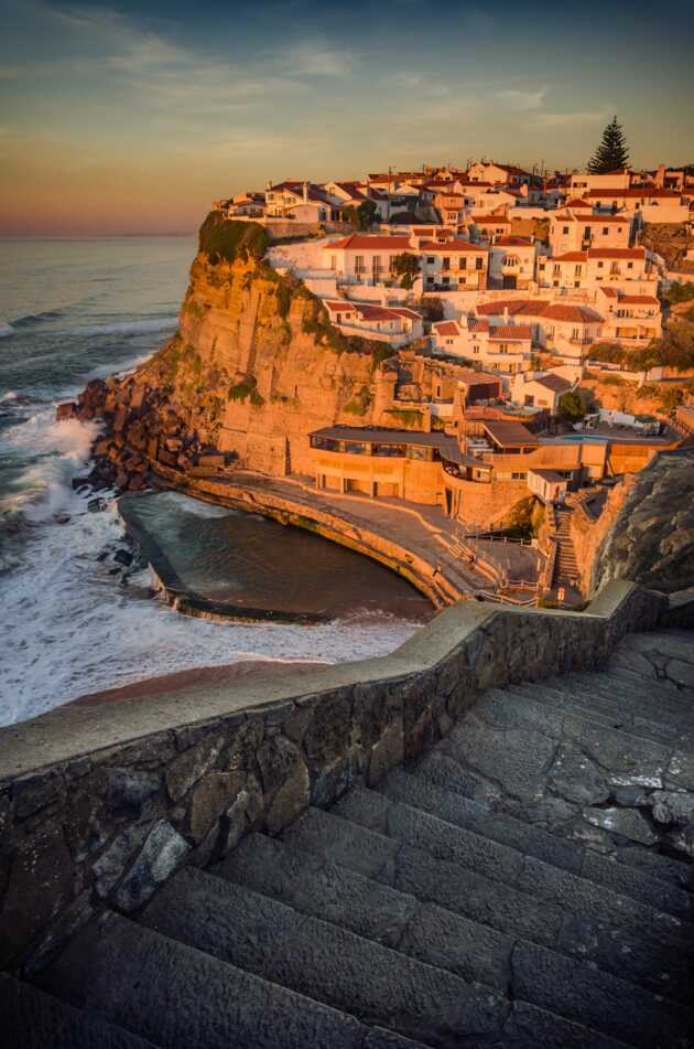 Sintra, eine bezaubernde Stadt in Portugal und UNESCO Weltkulturerbe, fasziniert mit einer magischen Mischung aus Geschichte, Natur und Architektur.