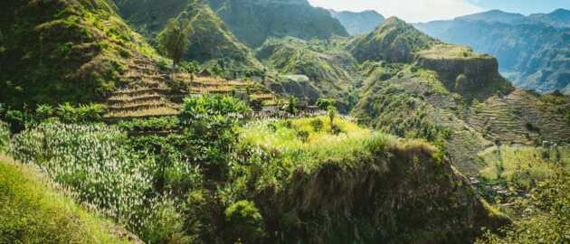 Terrassenfelder und Plantagen liegen an den alten Verbindungswegn der Kapverden-Insel Santo Antao