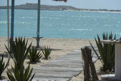 Strandbar mit Blick auf das Meer auf der Kapverden-Insel Boa Vista