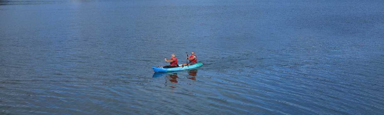 Kanu fahren auf dem Furnas-See auf der Insel Sao Miguel