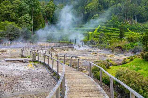 Furnas, auf der Südostseite der Insel Sao Miguel, ist ein ruhender Vulkankrater, die geothermische Aktivität können Sie überall spüren: an den dampfenden Fumarolen und in den Thermalbecken - ein Höhepunkt Ihres Azoren Familienurlaubs am Meer