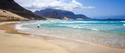 Beliebter Strand auf der Insel Sao Vicente: Baia das Gatas