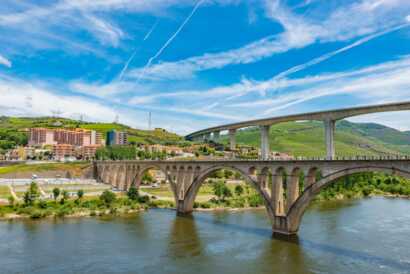 Regua ist eine Station am Douro Fluss bei Wandern und Wein.