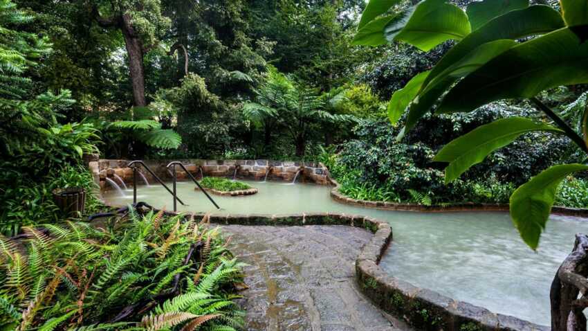 Thermal-Jacuzzis sind luxuriöse Whirlpools, die mit natürlichen, heißen Quellwasser gespeist werden.