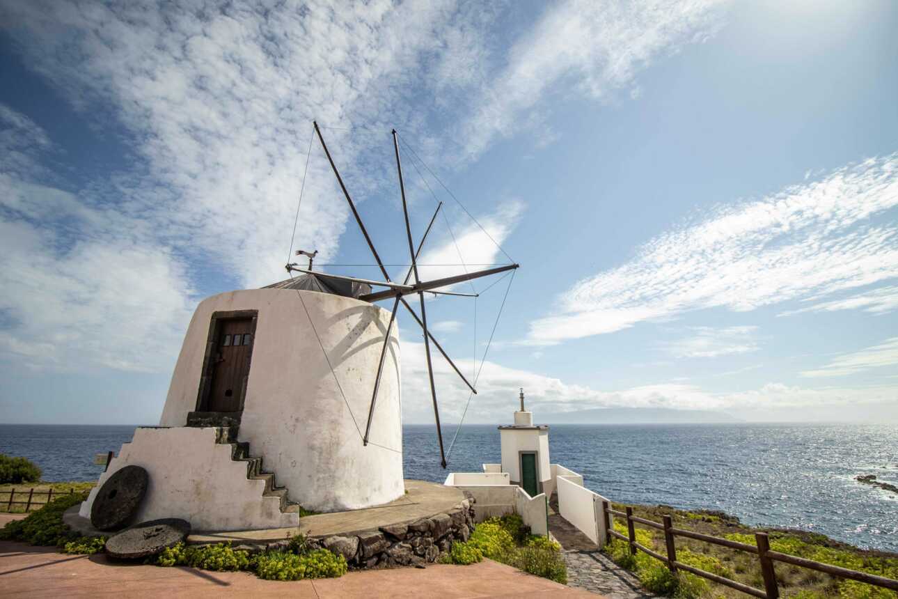 Uralten Windmühlen sind ein lebendiges Zeugnis der Vergangenheit auf Corvo