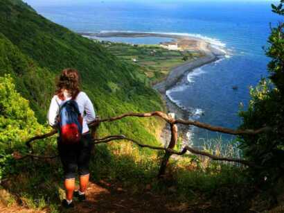 Highlight jeder geführten Wanderreise auf Sao Jorge: die Faja Caldeira do Santo Cristo. Diese Azoren Landschaft ist unvergesslich.