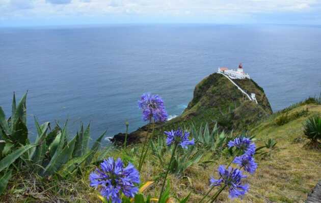 Spektakuläre Ausblicke auf den legendären Leuchtturm auf Santa Maria erwarten Sie im Azoren Wanderurlaub