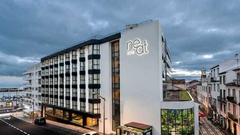 Neat Hotel PDL Aussenansicht