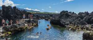 Natürlicher Lava-Pool Bicoitos auf Terceira: Hier macht baden auf den Azoren besonders großen Spaß