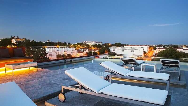 Vitoria Stone Hotel Dachterrasse mit Pool Abend