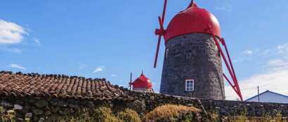 Entdecken Sie die verborgene Schönheit der Azoren wie diese Windmühle auf der Insel Graciosa
