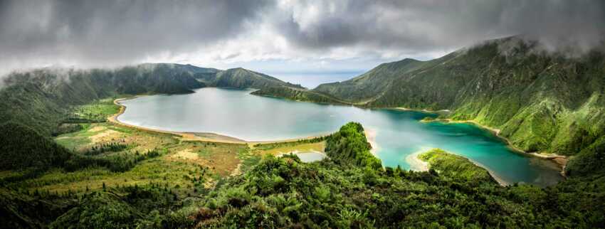 Der Feuersee auf den Azoren, ein kraterartiger See, fasziniert mit seinem smaragdgrünen Wasser und mystischer Atmosphäre.