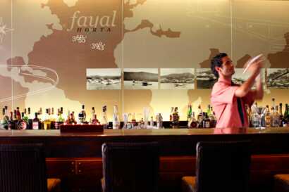 Besuchen Sie auf Ihrer Azoren-Naturreise die berühmte Bar "Peter Café Sport" im Örtchen Horta auf Faial. Das ist der illustre Treffpunkt der weltweiten Segler-Szene. Genießen Sie das Flair bei einem Gin-Tonic und einem leckeren Snack.