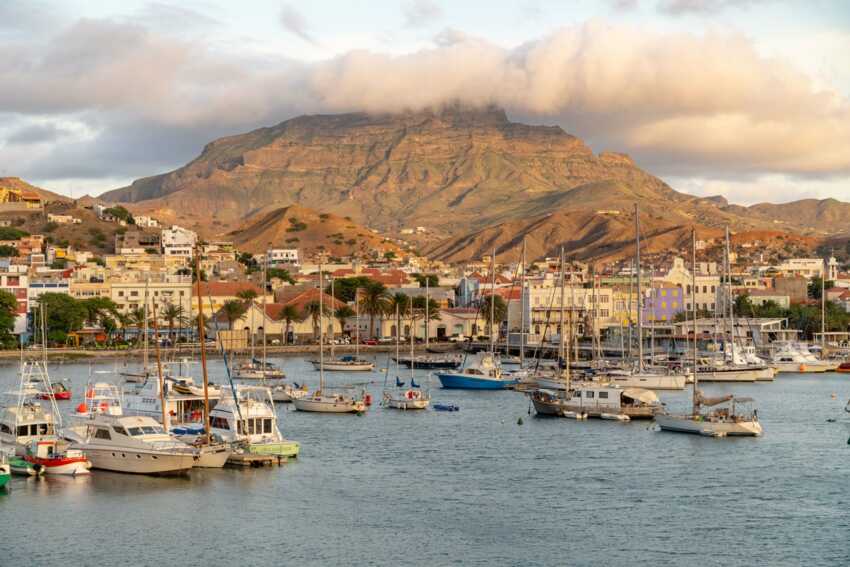 Kapverden Urlaub beginnt in der Bucht von Mindelo auf Sao Vicente - der perfekte Ausgangspunkt für Ihr Kapverden Inselhopping