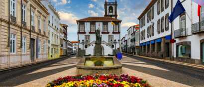 Genießen Sie die hübsche Altstadt der Insel Sao Miguel, Ponta Delgada, bei einem Stadtbummel