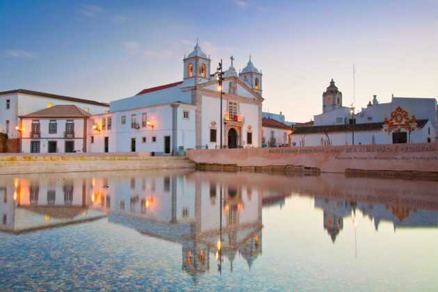 Spiegelung im Wasser der Kirche Igreja de Santo Antonio in Lagos: Hier endet der Fischerpfad Portugal