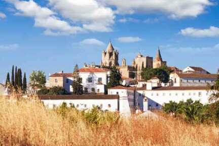 Portugal Roadtrip Evora: Die historische Atmosphäre der Stadt spiegelt sich in der Architektur und der natürlichen Umgebung wider.