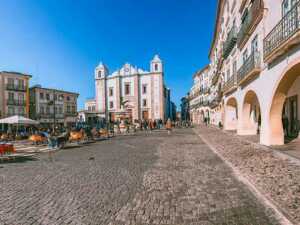 Ihr Portugal Roadtrip führt Sie auch nach Portugal Evora. Genießen Sie unbedingt bei einem Glas Wein die Atmosphäre auf dem Giraldo-Platz.