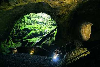 Ein Highlight Ihrer Azoren-Naturreise: die Vulkanhöhle Algar do Carvao – absteigen und staunen!