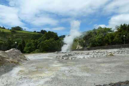 Heiße Luft dampft aus der Erde, Vulkanismus hautnah auf Sao Miguel.