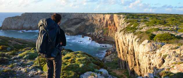 Die Klippen schimmern rot, das Meer rauscht und der Blick ist traumschön: Carrapateira an der Westküste Portugals ist ein Ort für Naturliebhaber