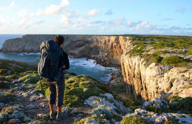 Die Klippen schimmern rot, das Meer rauscht und der Blick ist traumschön: Carrapateira an der Westküste Portugals ist ein Ort für Naturliebhaber