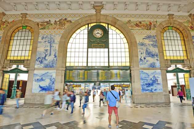 Ein Bahnhof voller Azulejos (Fliesen) - Wunderschön anzusehen und einen Besuch bei jeder Städtereise Porto wert.