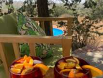 La Fora Ecolodge- Sangria trinken auf der Terrasse