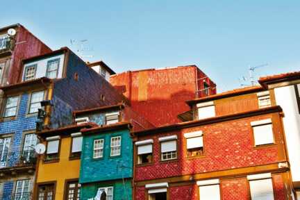 Entdeckung während Ihrer Städtereise Porto: Bild vom Flair der Fassaden in der Altstadt.