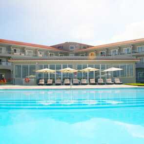 Star-inn-peniche-piscina-hotel