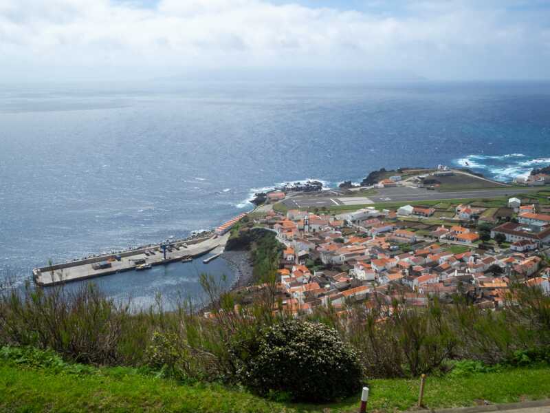 Malerisch gelegen: der Ort Vila do Corvo auf der Azoreninsel Corvo