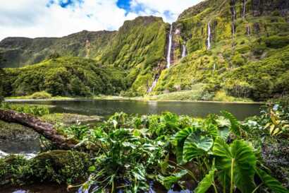 Entdecken Sie die Azoren Natur in diesem Inselparadies im Atlantik! Zum Beispiel an diesem Wasserfall auf der Insel Flores